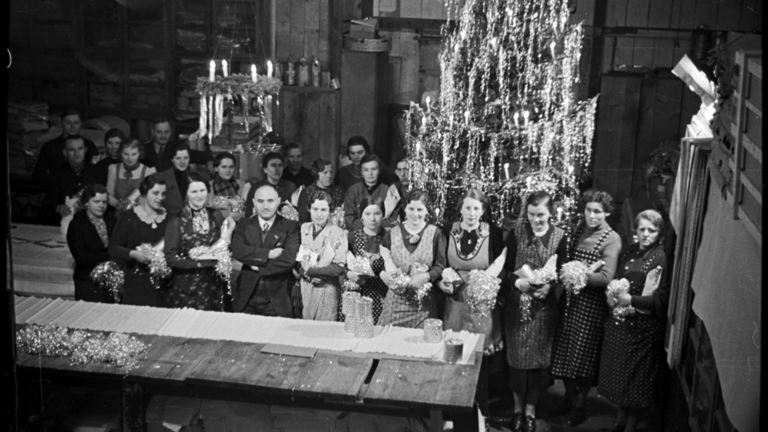 Gruppenaufnahme der Beschäftigten bei der Weihnachtsfeier in der Staniol- und Metallkapsel-Fabrik Albert Flach, 1938 (HHStAW, 3008/2, 1637)