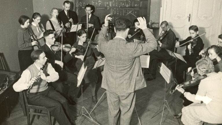 Historisches Foto: Jugendliche und junge Erwachsene musizieren auf Streich- und Blasinstrumenten (AdJb, A 228, 4346)