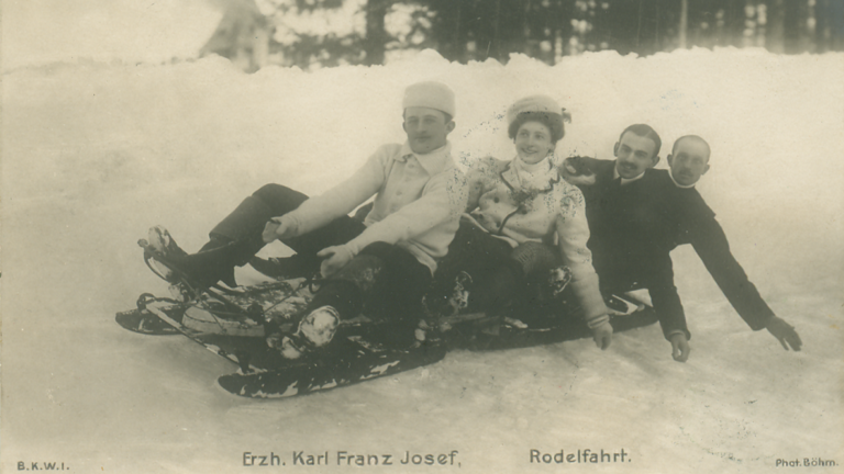 Historisches Foto: Erzherzog Karl Franz Josef, eine Frau und zwei Männer auf einem Rodelschlitten (HStAD, R 4, 42574-2-a)