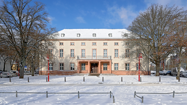 Modernes Farbfoto: Das Hessische Staatsarchiv Marburg im Schnee
