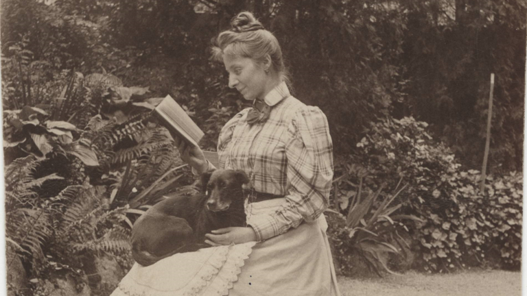 Historisches Foto: Elisabeth Tiedemann geb. v. Werner, lesend mit Hund auf dem Schoß im Garten sitzend, um 1890 (HStAD, R 4, 38176)