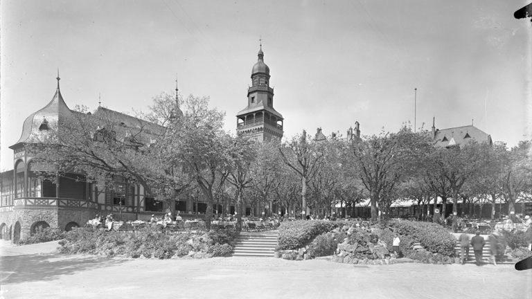 Historisches Foto: Gesamtansicht des Hotels mit altem Baumbestand