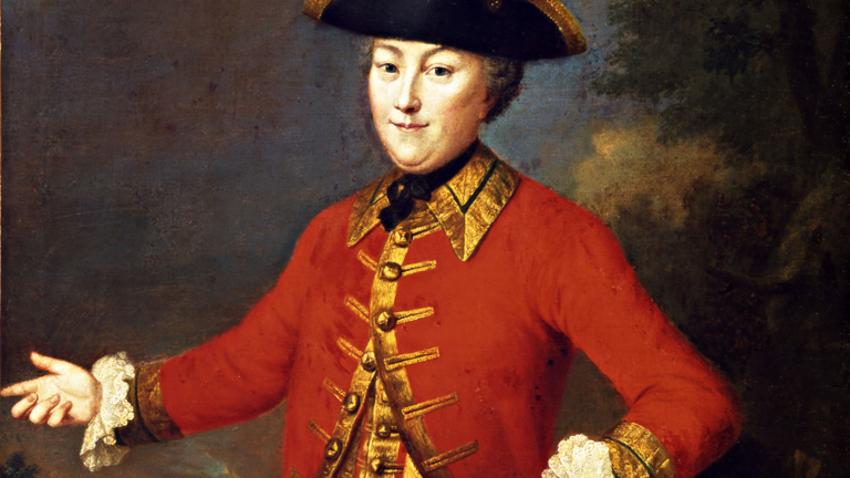 Historisches Gemälde: Porträt einer Frau in rotem Reitrock mit goldenen Verzierungen und schwarzem Dreispitz