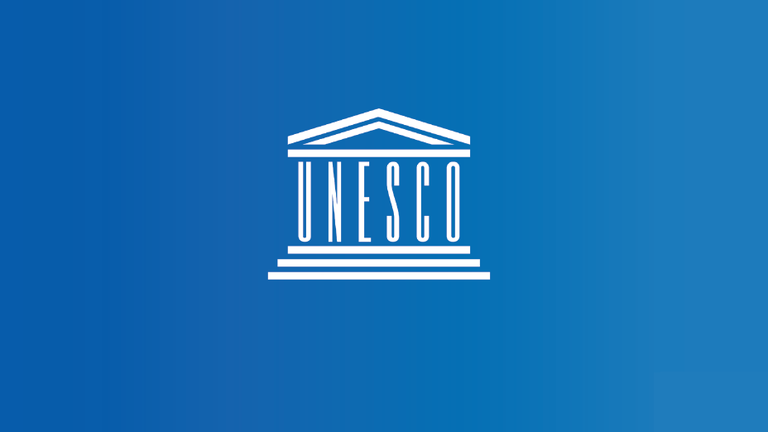 Schriftzug "UNESCO" als Säulen eines antiken Tempels