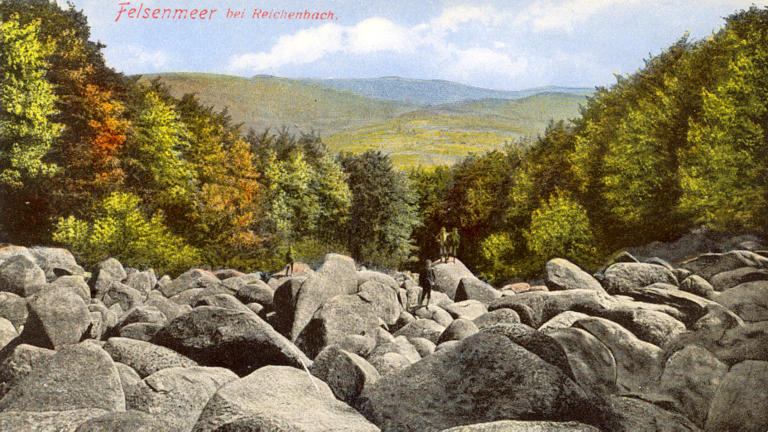 Zeichnung nach Foto: Blick auf das Felsenmeer, vorne große Steinblöcke, dahinter ein herbstlicher Wald