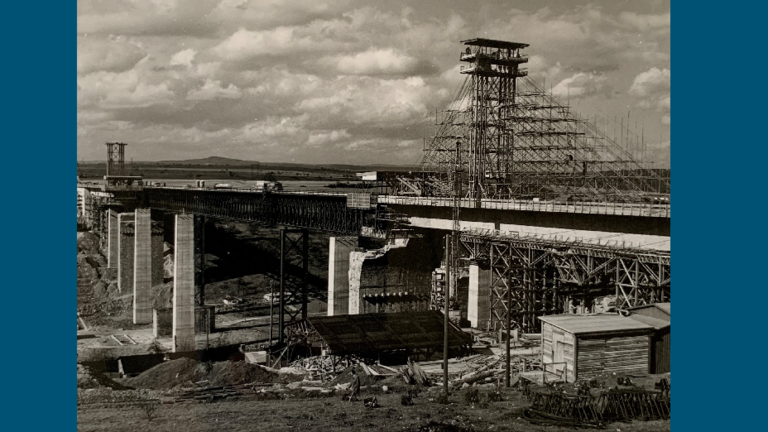 Schwarz-Weiß-Foto: Blick auf eine große Autobahnbrücke im Bau