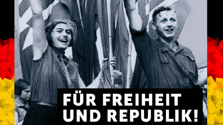 Historisches Foto: ein Mädchen und ein Junge, die einen Arm emporrecken