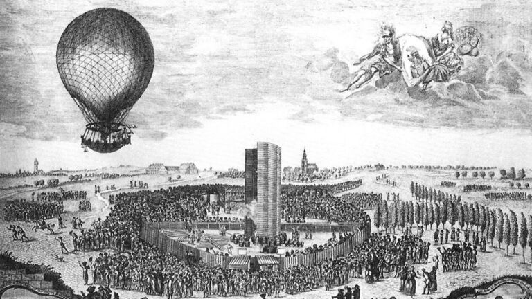 Stich in schwarz weiß von einem Heißluftballon, der über einer Menschenmenge aufsteigt