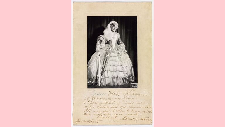 Schwarz-weiß Bild einer Frau im Kostüm