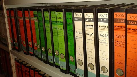 Stehende Aktenordner im Regal