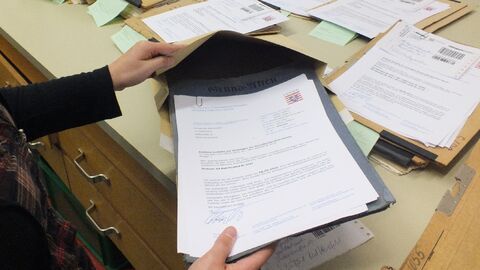 Einpacken von Akten für den Versand an eine Behörde Einpacken von Akten für den Versand an eine Behörde