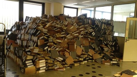Ein Berg von Akten in Aktenordnern in einer Behörde