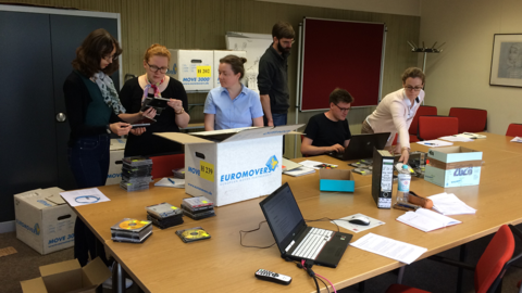 Auszubildende und Anwärter des Hessischen Landesarchivs mit digitalen Speichermedien des Digitalen Archivs während der Ausbildung Auszubildende und Anwärter des Hessischen Landesarchivs mit digitalen Speichermedien des Digitalen Archivs während der Ausbildung