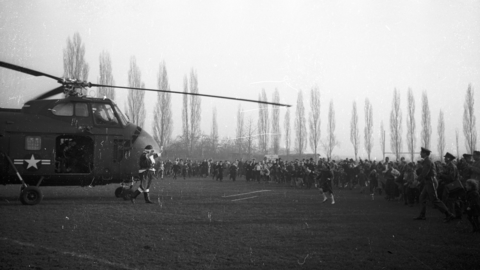 Der Weihnachtsmann landet mit einem Hubschrauber der amerikanischen Streitkräfte im Stadion in der Berliner Straße in Wiesbaden, 1953 (HHStAW, 3008/2, 10779) Der Weihnachtsmann landet mit einem Hubschrauber der amerikanischen Streitkräfte im Stadion in der Berliner Straße in Wiesbaden, 1953 (HHStAW, 3008/2, 10779)