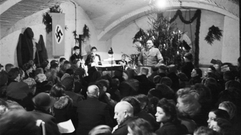 Weihnachtsfeier mit NS-Funktionären und Zivilisten im Luftschutzkeller in Wiesbaden, 1944 (HHStAW, 3008/2, 21181) Weihnachtsfeier mit NS-Funktionären und Zivilisten im Luftschutzkeller in Wiesbaden, 1944 (HHStAW, 3008/2, 21181)