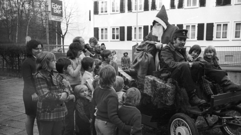 Der Weihnachtsmann beschenkt von einer Kutsche aus wartende Kinder, 1970 (HHStAW, 3008/47, 11165) Der Weihnachtsmann beschenkt von einer Kutsche aus wartende Kinder, 1970 (HHStAW, 3008/47, 11165)