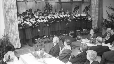 Der Wiesbadener Knabenchor singt auf einer Weihnachtsfeier für Senioren, um 1970 (HHStAW, 3008/47, 3005) Der Wiesbadener Knabenchor singt auf einer Weihnachtsfeier für Senioren, um 1970 (HHStAW, 3008/47, 3005)