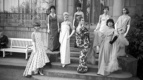 Models in Abendkleidung bei einer Modenschau vor dem Wiesbadener Kurhaus, 1951 (HHStAW, 3008/2, 7053) Models in Abendkleidung bei einer Modenschau vor dem Wiesbadener Kurhaus, 1951 (HHStAW, 3008/2, 7053)