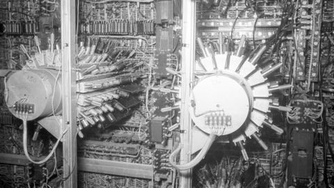 Blick auf einen Großrechner der Marke Univac 1 im Europäischen Rechenzentrum in Frankfurt, 1956 (HHStAW, 3008/2, 7710) Blick auf einen Großrechner der Marke Univac 1 im Europäischen Rechenzentrum in Frankfurt, 1956 (HHStAW, 3008/2, 7710)