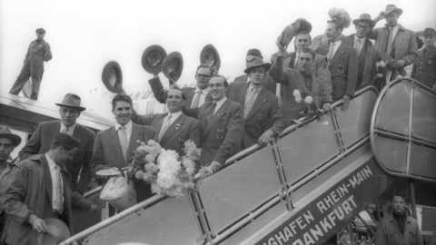 Heimkehr der deutschen Olympiamannschaft 1956. Die Athleten stehen winkend auf einer Flugzeugtreppe (HHStAW, 3008/47, 8744) Heimkehr der deutschen Olympiamannschaft 1956. Die Athleten stehen winkend auf einer Flugzeugtreppe (HHStAW, 3008/47, 8744)
