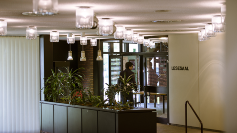 Eingang zum Lesesaal im Hessischen Hauptstaatsarchiv Wiesbaden Eingang zum Lesesaal im Hessischen Hauptstaatsarchiv Wiesbaden