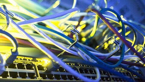 Verkabelungen in einem Serverschrank des Hessischen Hauptstaatsarchivs Verkabelungen in einem Serverschrank des Hessischen Hauptstaatsarchivs