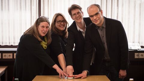 Symbolischer Startschuss zur Datenübergabe beim Projektabschluss für die Aussonderungsschnittstelle am 27.03.2019 Vier Personen drücken einen roten Knopf: Symbolischer Startschuss zur Datenübergabe beim Projektabschluss für die Aussonderungsschnittstelle am 27.03.2019