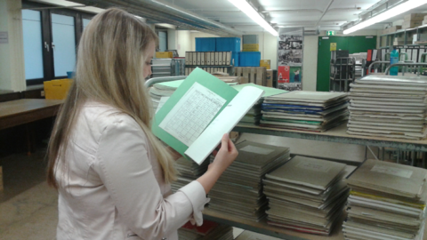 Archivarin bei der Prüfung eines Zugangs