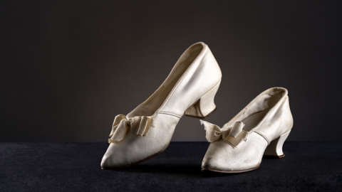 Damen-Ballschuhe aus weißem Leder mit weißer Tuchschleife, um 1920 (HStAM)