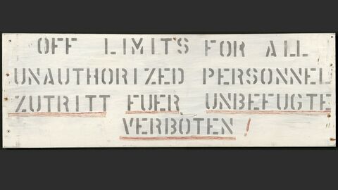 Zweisprachiges Zutritt-Verbogen-Schild des Central Collecting Point im Staatsarchiv Marburg Zweisprachiges Schild des Central Collecting Point im Staatsarchiv Marburg mit der Aufschrift: Off limits for all unauthorized personell. Zutritt fuer Unbefugte Verboten!
