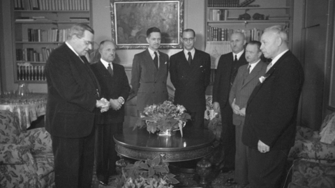 Gruppenfoto des Kabinetts von Ministerpräsident Christian Stock, 1949. Dritter von links: Dr. Erwin Stein (HHStAW 3008/2, 17958) Gruppenfoto des Kabinetts von Ministerpräsident Christian Stock, 1949. Dritter von links: Dr. Erwin Stein (HHStAW 3008/2, 17958)