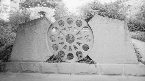 Foto: Gedenkstätte für die Synagoge in Schierstein. Rosette der Synagoge, gehalten von zwei Steintafeln mit Inschrift (HHStAW, 3008/2, 25177)