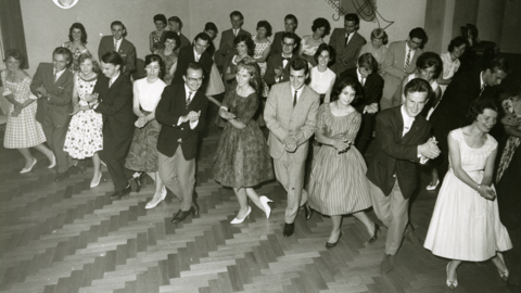 In der Wiesbadener Tanzschule Bier, um 1955 (HHStAW, 3008/2, 30457) In der Wiesbadener Tanzschule Bier: Junge Frauen in Petticoats und junge Männer tanzen in Reihen, um 1955 (HHStAW, 3008/2, 30457)