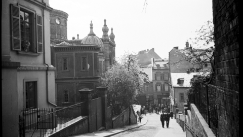 Blick auf die ausgebrannte Ruine der Synagoge am Michelsberg vom Schulberg aus, Wiesbaden 1939 (HHStAW, 3008/2, 1745)