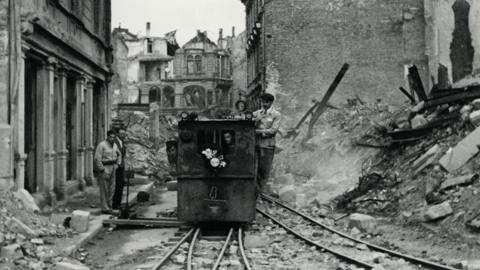 Die Trümmerbahn in der Mühlgasse in Wiesbaden, 1946 (HHStAW, 3008/2, 29850) Blick auf die Trümmerbahn in der Mühlgasse in Wiesbaden, dahinter zerbombte Häuser, 1946 (HHStAW, 3008/2, 29850)
