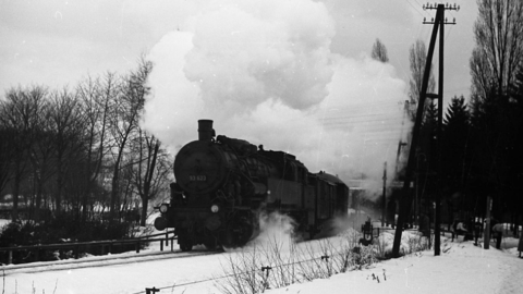 Unter Dampf: Lokomotive und Personenzug am Bahnhof Chausseehaus in Wiesbaden, um 1938 (HHStAW, 3008/2, 3780) Historisches Foto: Eine Dampflokomotive mit Personenzug hält im Winter am Bahnhof Chausseehaus in Wiesbaden, um 1938 (HHStAW, 3008/2, 3780)