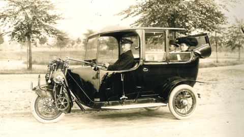 Foto des Phänomobils, ein Dreirad-Auto, um 1913. Vorne der Fahrer, hinten zwei Passagiere (HHStAW, 407, 448)