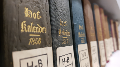 Hofkalender in der Bibliothek des Staatsarchivs Darmstadt Hofkalender in der Bibliothek des Staatsarchivs Darmstadt: eine Reihe von Büchern im Regal