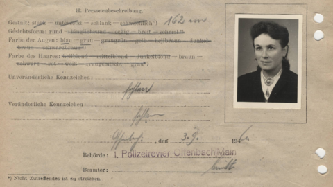 Ausschnitt aus dem Kennkartenmeldebogen von Emilie Bisch geb. Enders (HStAD, H 3 Offenbach, 201456) Kennkartenmeldebogen von Emilie Bisch geb. Enders, Ausschnitt mit Passfoto (HStAD, H 3 Offenbach, 201456)