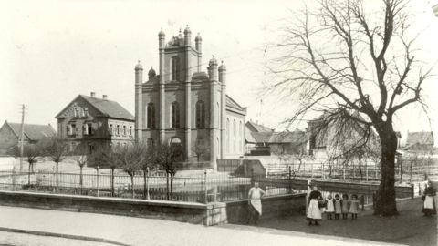 Die Synagoge in Groß-Gerau um 1900, aufgenommen voon Hans Diehl (HStAD, R 4, 11671) Foto der Synagoge von Groß-Gerau, um 1900 (HStAD, R 4, 11671)