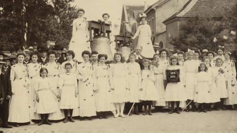 Gruppenfoto von weißgekleideten Mädchen und jungen Frauen anlässlich der Einweihung neuer Kirchenglocken, 1911 (HStAD, R 4, 41347)