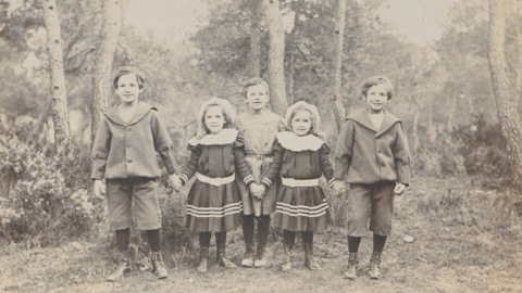 Historisches Kinderfoto von 1899: Drei Jungen und zwei Mädchen der Familie Burnand, Freunde von Herman Grimm (HStAM, 340 Grimm, B 161)