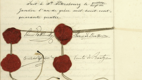 Unterschriften und Siegel der Zeugen des Ehevertrags zwischen Landgraf Friedrich Wilhelm von Hessen-Kassel und Prinzessin Alexandra von Russland, 1844 (HStAM, Urk. 3, 176) Seite des Ehevertrags zwischen Landgraf Friedrich Wilhelm von Hessen-Kassel und Prinzessin Alexandra von Russland: Unterschriften und vier rote, mit Schnüren verbundene Lacksiegel der Zeugen, 1844 (HStAM, Urk. 3, 176)