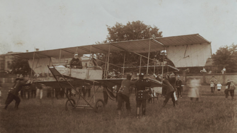 August-Euler-Flugplatz in Griesheim bei Darmstadt: Männer in Uniform bringen das Postflugzeug "Gelber Hund" (Flugmaschine Nr. 33), ein Doppeldecker, in Position, 1912 (HStAD, D 27, 2943)