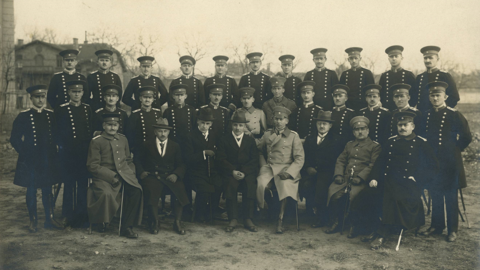 Belegschaft des Polizeiamts in Gießen, 1922 (HStAD, R 4, 38816) Belegschaft des Polizeiamts in Gießen: Gruppenbild von Männern in Polizeiuniformen und vier in Zivil, 1922 (HStAD, R 4, 38816)