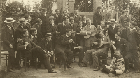 Ein unidentifiziertes Foto - wer waren die jungen Männer, die sich hier zu einem Gruppenfoto zusammengestellt hatten? (HStAD, R 4, 41346) Gruppenfoto von jungen Männern in Anzügen und Strohhüten, darunter zwei mit Gitarre bzw. Gitarrenlaute, um 1910 (HStAD, R 4, 41346)