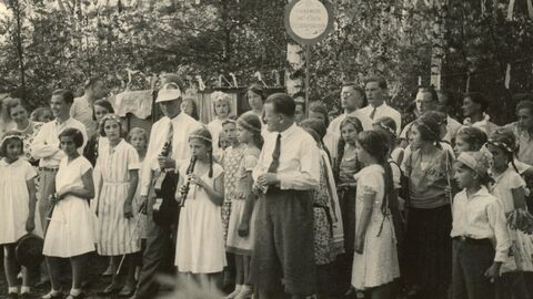 Historisches Foto: Kinder und Jugendliche, teils mit Musikinstrumenten, bei einem Vortrag (AdJb, A 228, 4667)