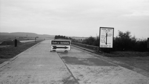 Gesperrte Autobahn A4 Richtung Thüringen (HHStAW, 3008/47, 3561) Historisches Foto: Gesperrte Autobahn A4 Richtung Thüringen (HHStAW, 3008/47, 3561)
