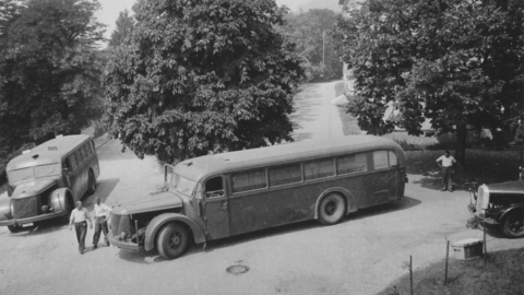 Die "grauen Busse", mit denen Personen in die Tötungsanstalt in Hadamar gebracht wurden, um 1940  (HHStAW, 3008/1, 1012) Historisches Foto: Einer der "grauen Busse", mit denen Personen in die Tötungsanstalt in Hadamar gebracht wurden, um 1940  (HHStAW, 3008/1, 1012)