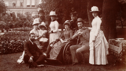 Historisches Gruppenfoto: Verschiedene Mitglieder der großherzoglich-hessischen Familie, Verwandte und Bekannte im Garten des Neuen Palais in Darmstadt, 1887 (HStAD, D 27 A , 40/219)
